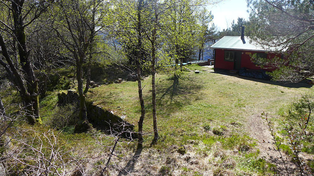 Heimtun ligger fint og fritt til rett nord for Nordre Kamvei. Stor, oppmurt terrasse som på mange av de andre Byfjellhyttene!