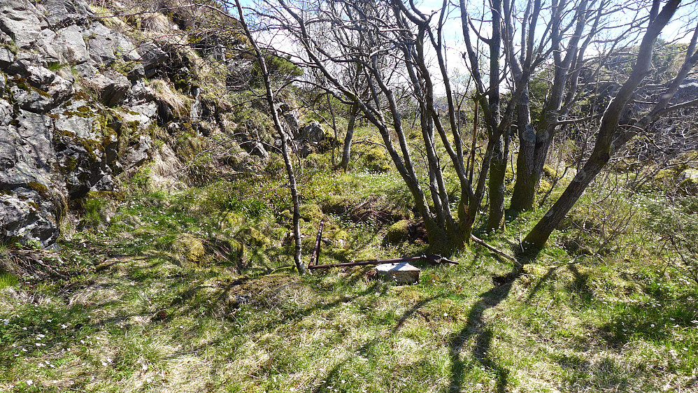 Ruinene etter Kveldsol, Søre Midtfjellet. Gammelt, rustent rør og rester etter sammenrast skorstein i ruinen.