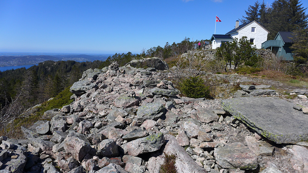 Oppmuring og ruiner etter Brannmannshytten (Sunnfjordingen). Imponerende steinhelelr på tomten! Fjellhytten troner i bakgrunnen