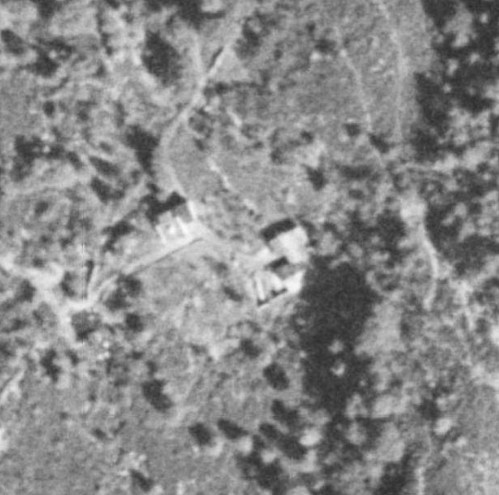 På flyfoto fra 1951 vises gamle hus nedenfor Munsterbekken nær lekeplassen Løvstien nord