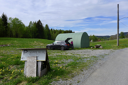 Parkeringen ved Kasteløkka gård på Solliveien