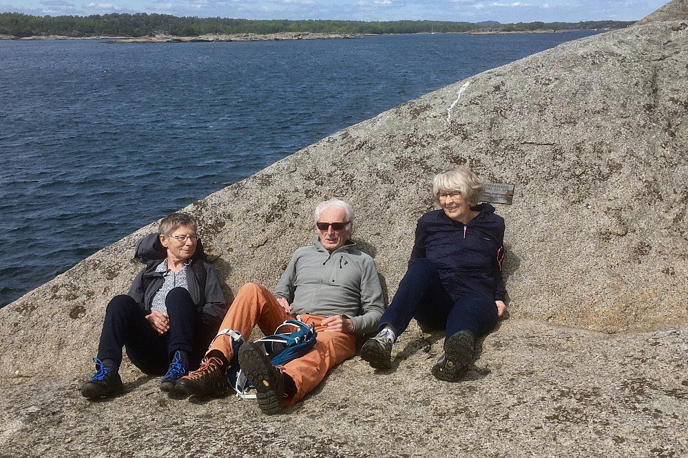 Christine, Pål og Astrid nyter sommeren i Skrålevika på vestsiden av Tjøme