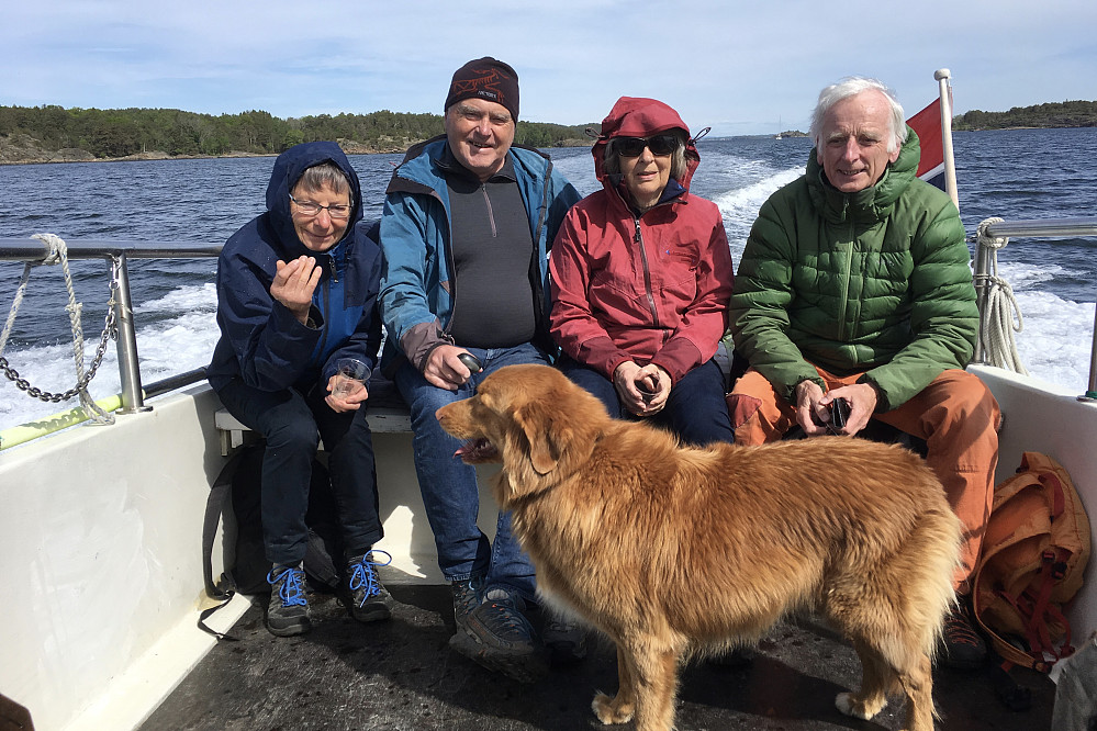 Christine, Knut, Astrid og Pål på vei utover mot Store Færder. Rune sin flotte toller-hund Balder elsker båtlivet! Foto: Rune Hübner.