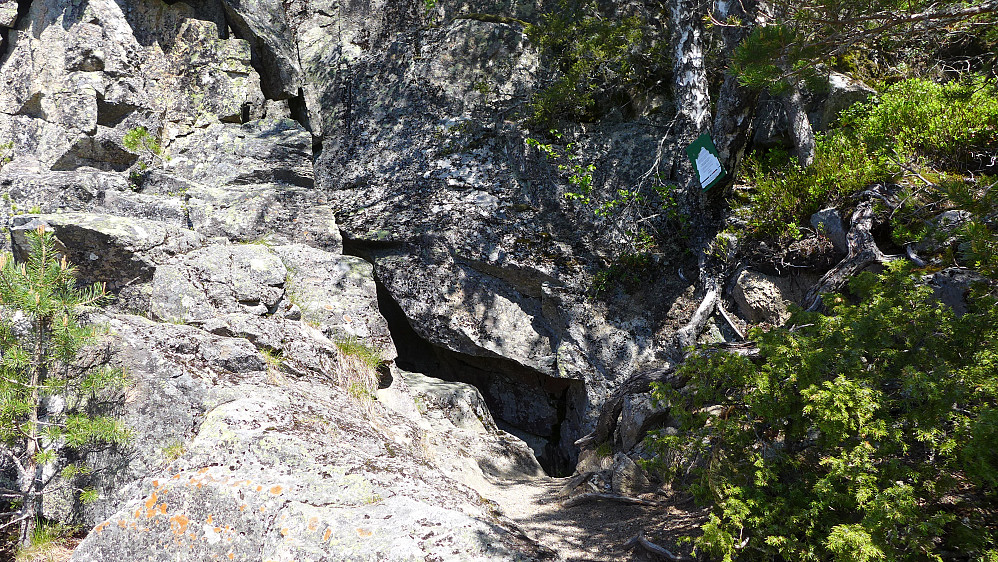 Trang inngang til hulen som egentlig ikke er en hule, men en smal gang mellom to deler av et fjellparti.