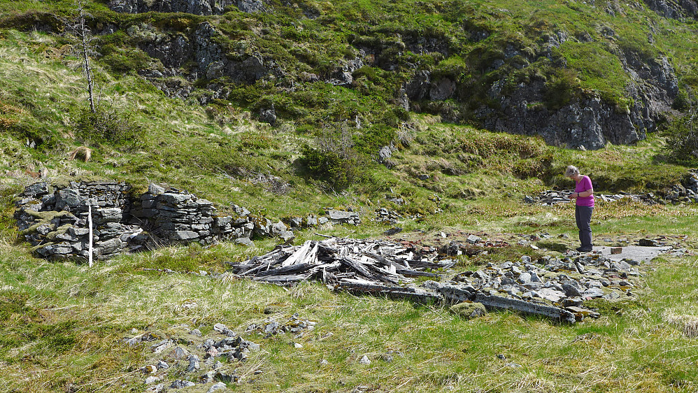 Astrid ved ruinene etter Elverhøy