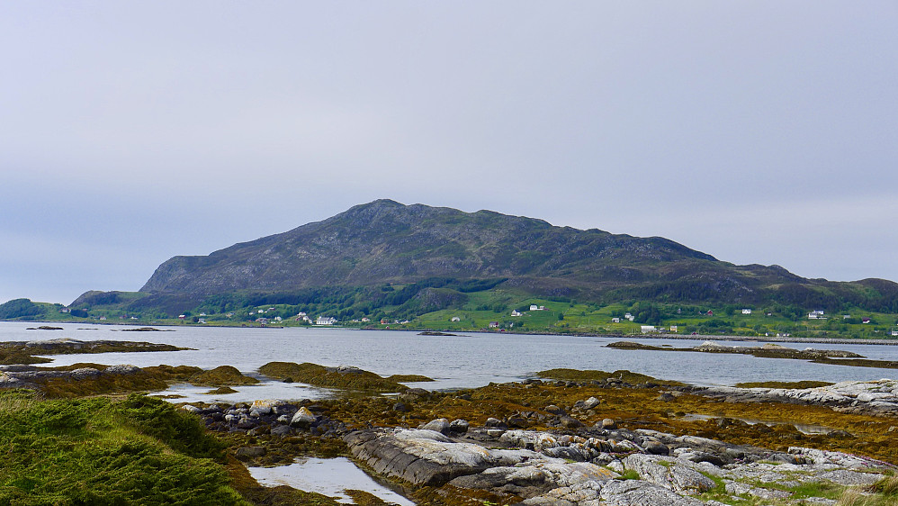 Sandsøya med Rinden sett fra veien mellom Voksa og Sandøya