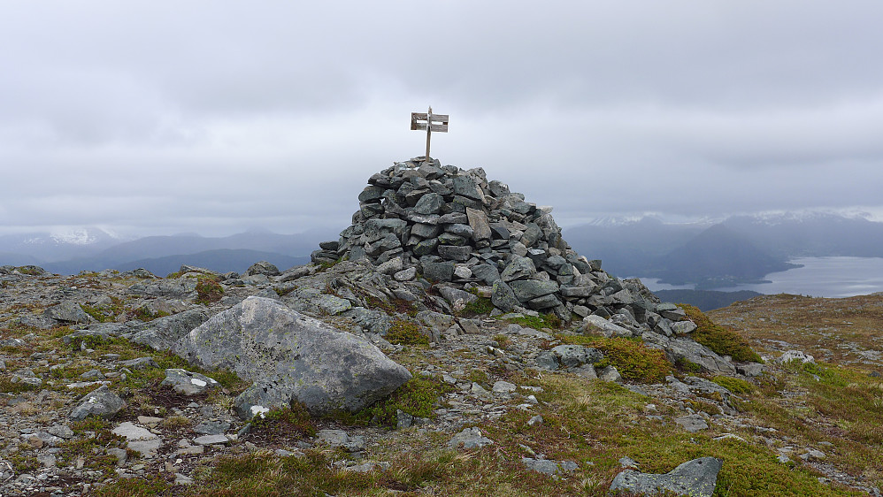 Stor og flott varde på trig-punktet på Meraftafjellet 576. Høyest punkt ved varden. 