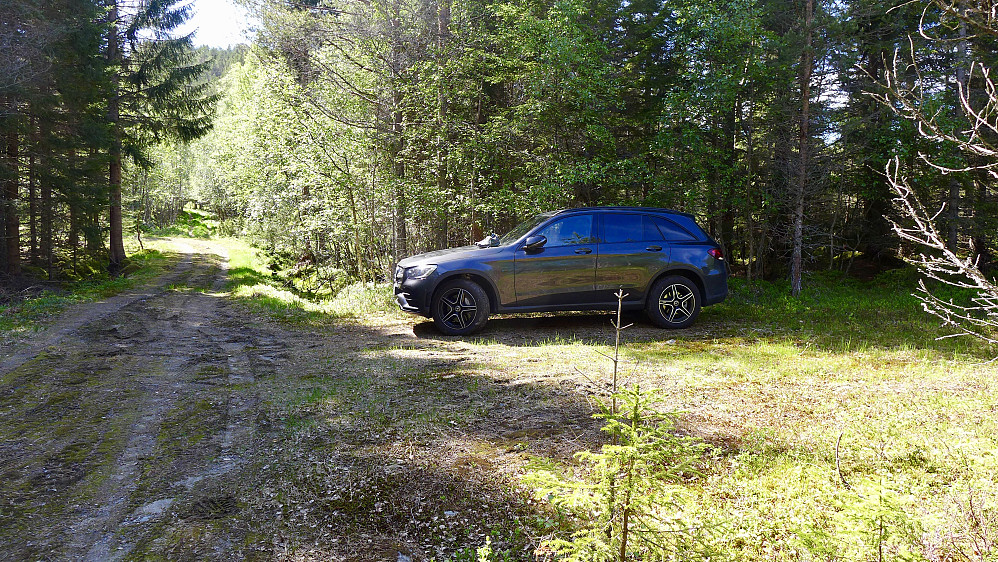 Lindåsen P-lomme. Turstien rett frem er merket med røde pinner!