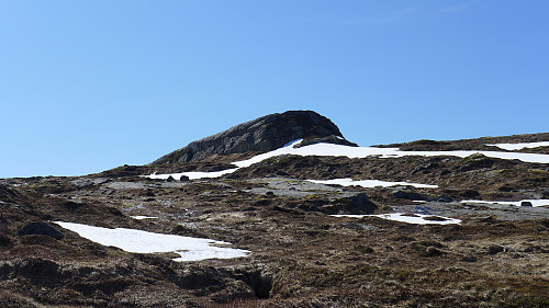 Her oppe dukker denne spesielle fjellformasjonen opp. Merket sti går opp på denne 