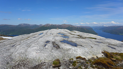 Oppe på ryggen av fjellformasjonen.