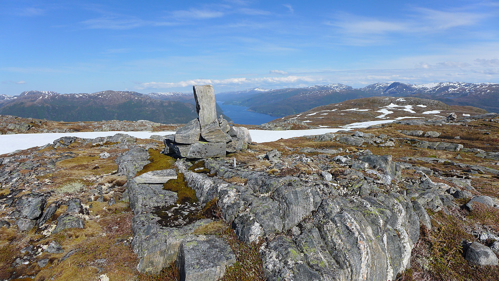 Denne varden på Flatfjellet ligger litt lenger mot øst på et klart lavere sted. GPS 32V 475299 7006417