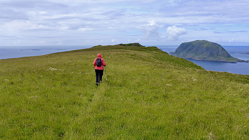 Astrid på vei mot Nonstuva SV over de fine gressflatene på toppen av Vedøya