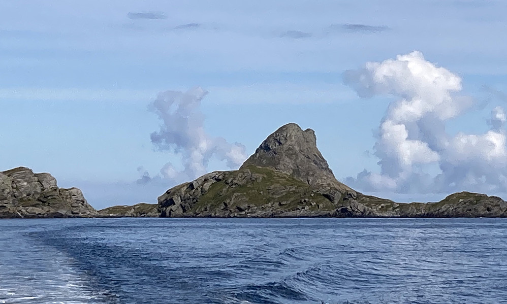 Stavøya med de de to toppene - vesttoppen nærmest