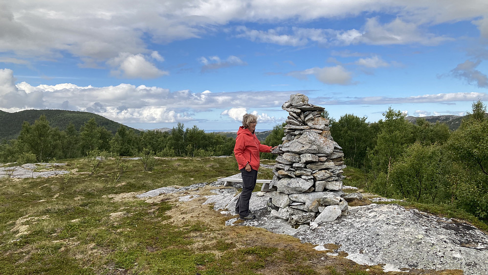 Astrid ved varden på Feåsen