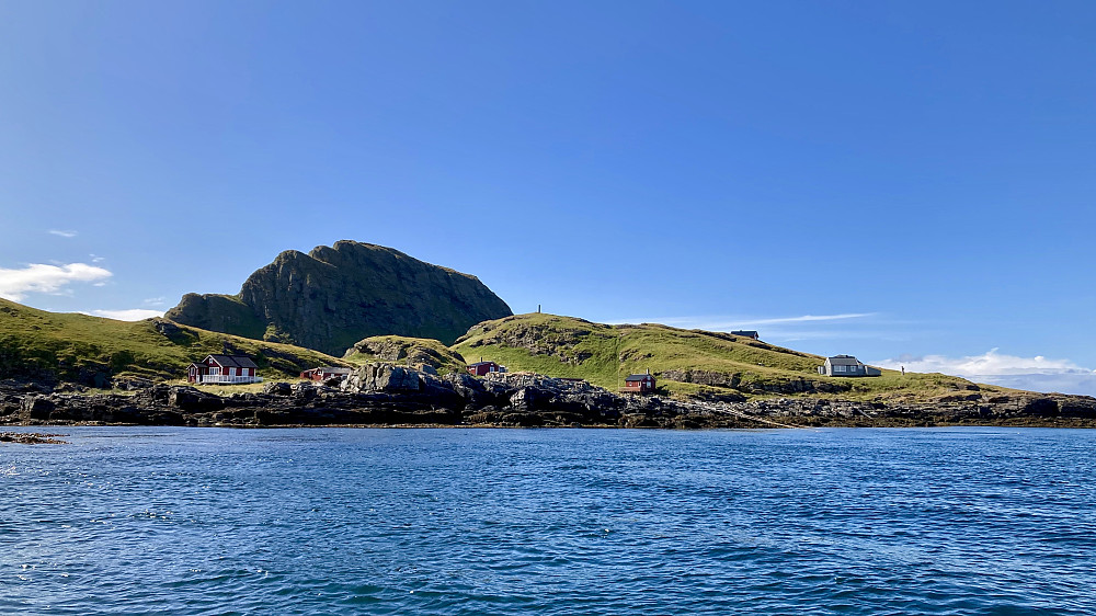 Sandøya med monument over italieneren Pietro Querini og mannskapet som antagelig drev i land der i 1432