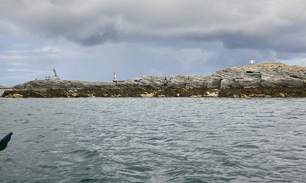 Den italienske byen Sandrigo er vannskapsby med Røst og har reist dette monumentet på en liten øy nær Røstlandet