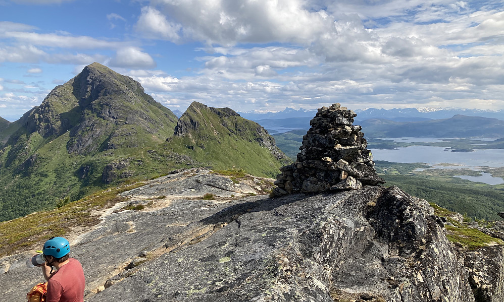 Toppvarden. Utsikt mot ØNØ med Hansbakkfjelelt 895 bakerst