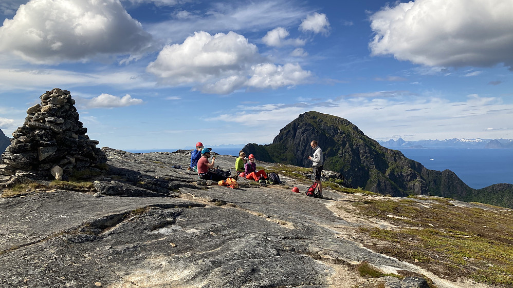 På toppen møtte vi en entusiastisk familie på fire som hadde med nådd toppen med guide fra Nordland Turselskap