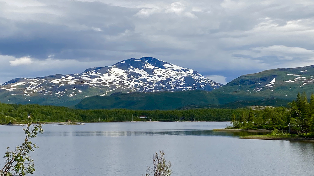 Dagens mål - Spanstinden 1457 i Lavangen. Spanstinden er fjellet mot høyre med de små taggene hvorav en er toppen. Foto fra E6 ved Lapphaugvatnet.