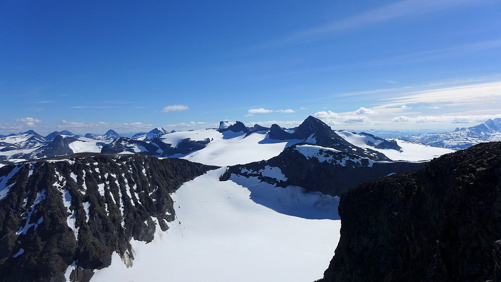 Nok et bilde mot mange 2000 m topper fra Høgvagletindene/Skardalseggje og Stetinden i sørøst til Store Smørstabbtind mot sørvest.