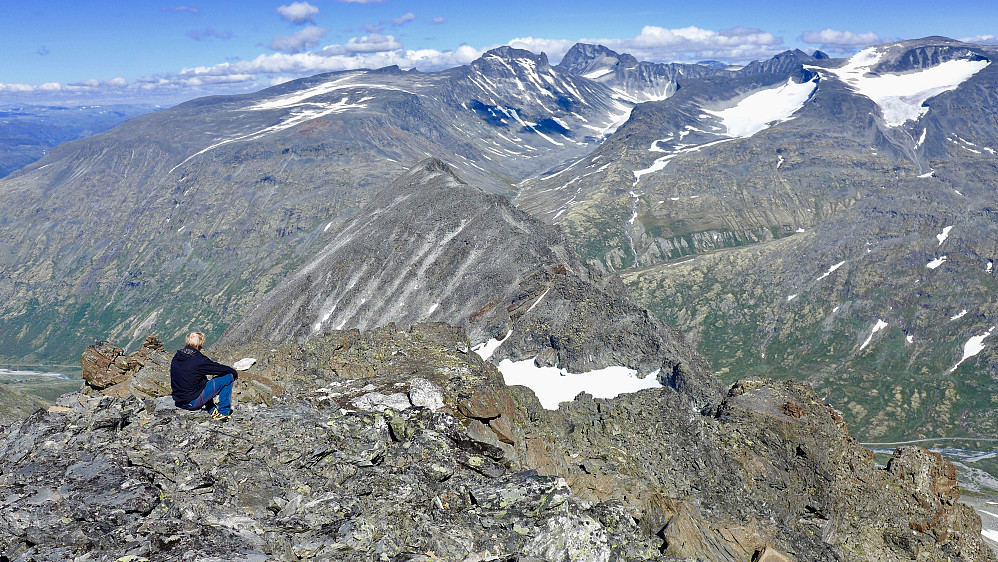 Fra østryggen av Bakarste mot ryggen og Fremste Skagsnebb. Dumhøe, Skardstind med Nåli, Storjuvtind og Ymelstind i bakgrunnen.