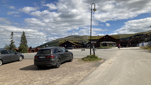God, gratis parkering ved Høyfjellsenteret. Nordre Kanken 1022 i bakgrunnen