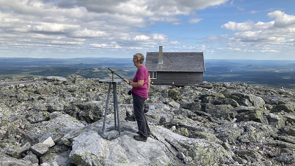 Astrid ved sikteskiven på Trysilfjellet. Alle navn er borte, kun et navn er markert med et klistremerke!