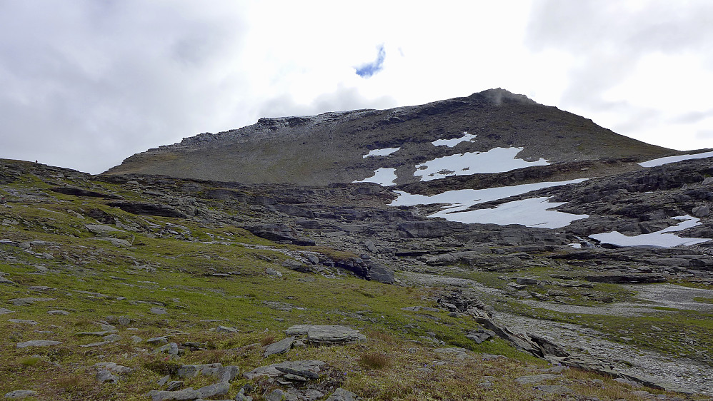 Slik ser det ut videre østover mot Vassbruntinden. Selve toppen ligger omtrent rett frem dekket av et tynt lag med nysnø. 