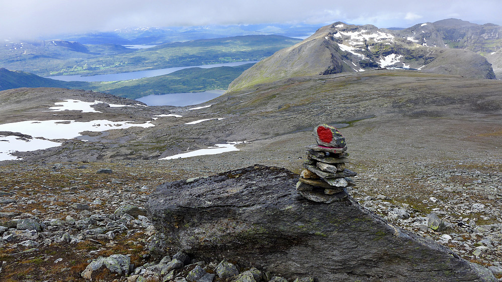 På vei oppover mot toppen. Flott merket sti! Ser tilbake mot der jeg kom opp. Vassbruna 1032 i bakgrunnen mot høyre