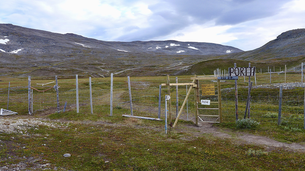 Et lite stykke sør for parkeringen går stien gjennom denne porten i reingjerdet