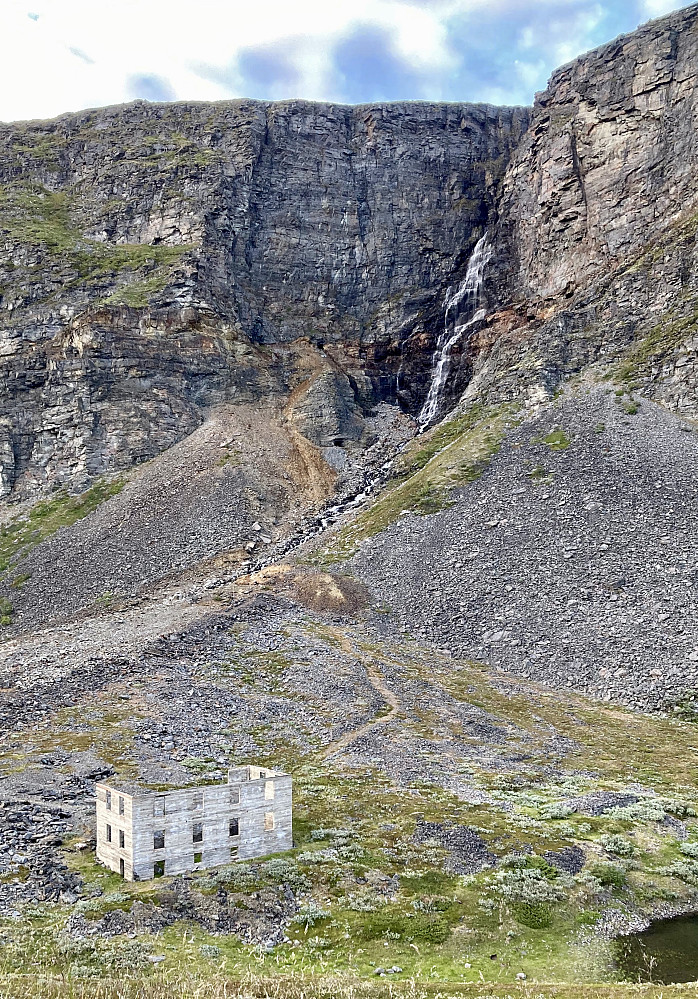 Reminisenser etter kopperutvinning høyt oppe i Kåfjordalen. Til venstre for fossen sees to gruveganger som munner rett ut i den bratte fjellsiden. 