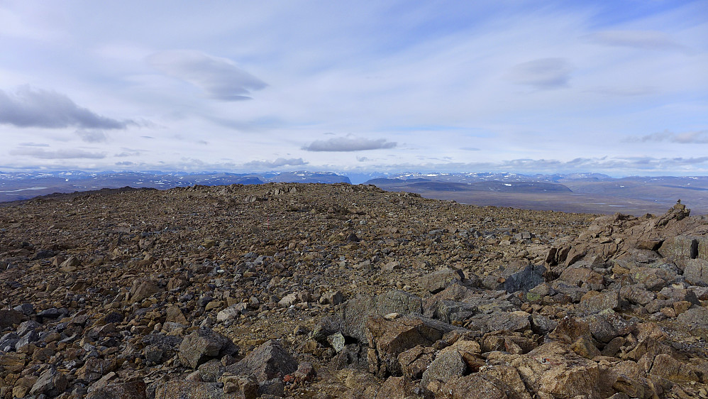 Utsikten nordover mot Kåfjorddalen som viser son en V i det blå landskapet til omtrent midt i bildet 