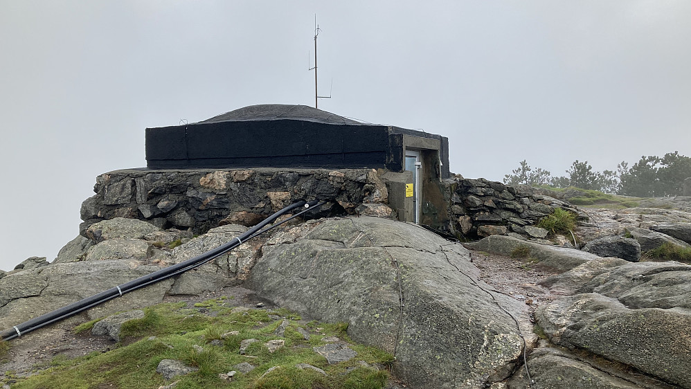 Stedet der Lyderhornhytten sto. Bergnabben og det skråstilte fjellpartiet der den svarte ledningen krysser over gjenkjennes på bildet fra 1959. Foto 9. september 2020.