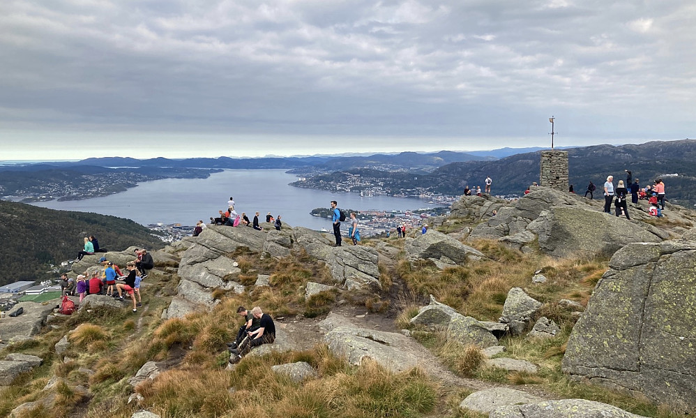 Det krydde av folk på Løvstakken denne søndagen, like mange som det pleier å være på Syvfjells-turen!