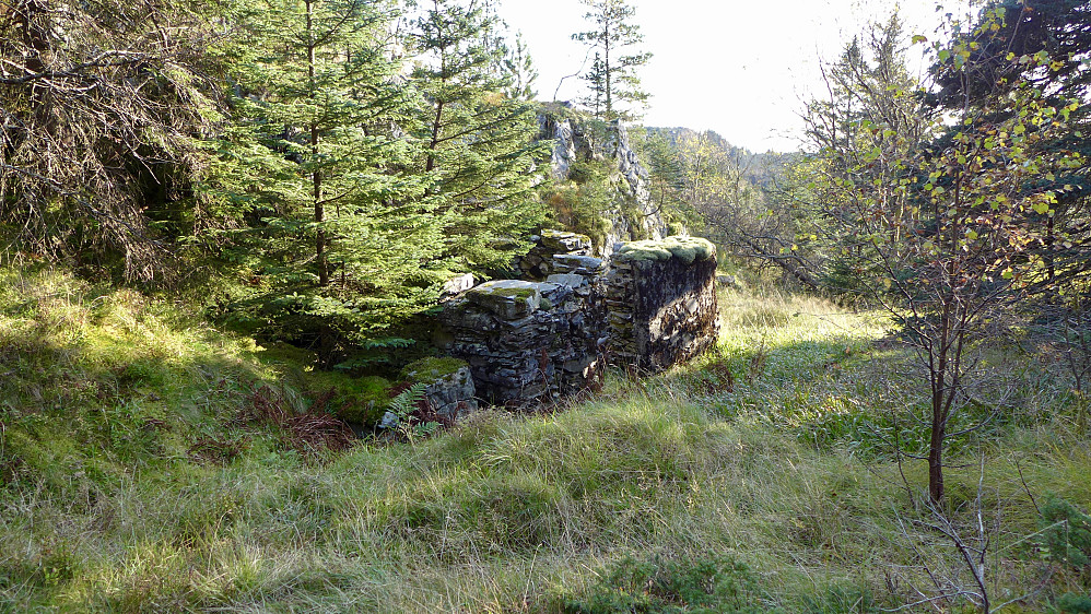 Grunnmur og ruiner etter hytten Balaklava