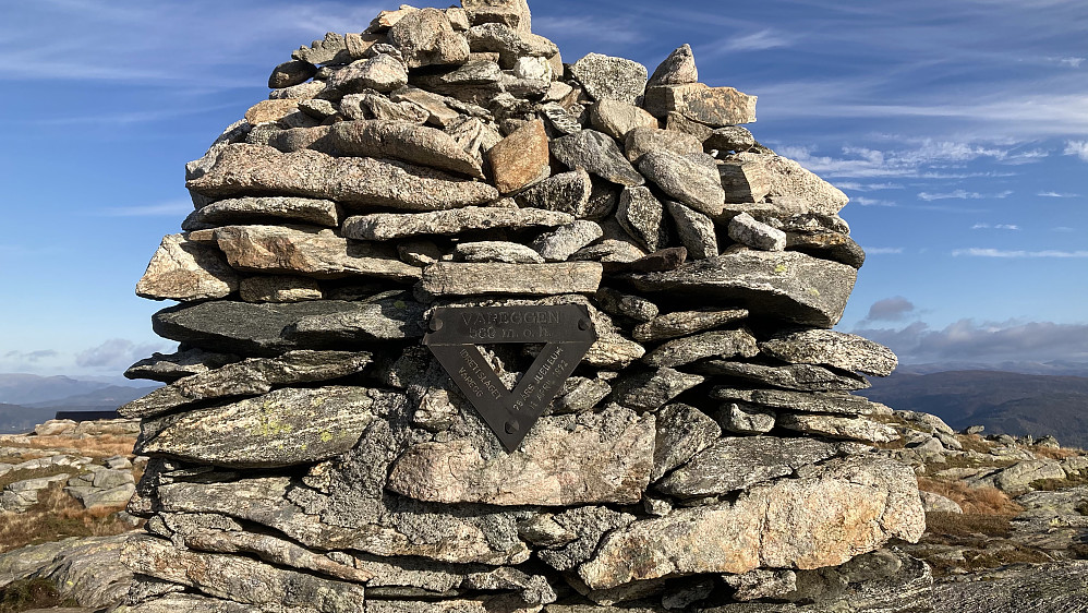 Varden med plakett Vareggen 589 m. o. h. Idrettslaget Varegg 75 års jubileum 11 april 1972
