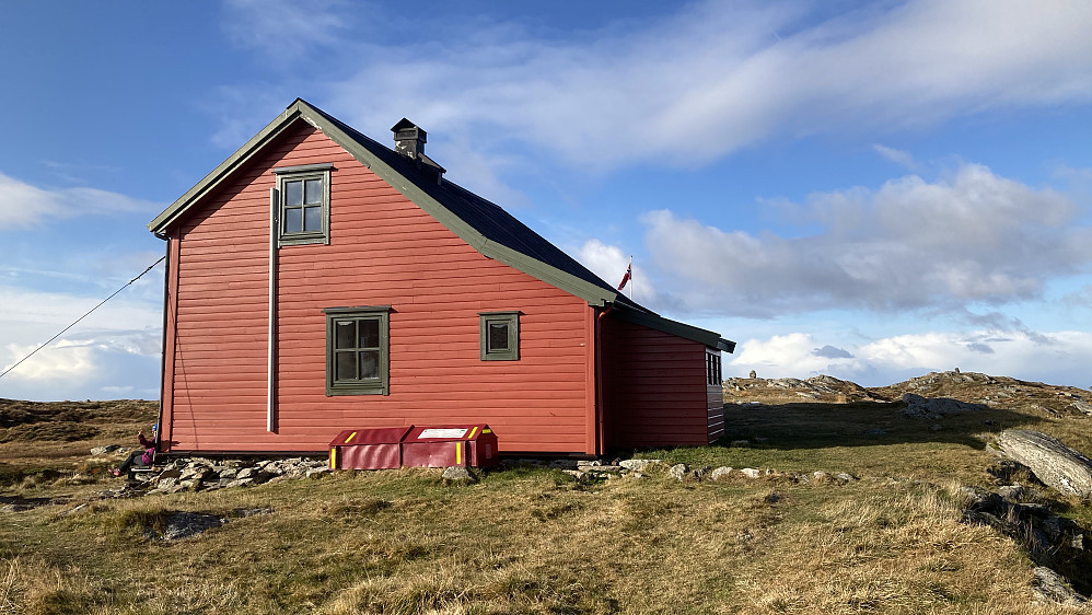 Nødkjelke (her uten nummer!) på plass på sørsiden av Vikinghytten