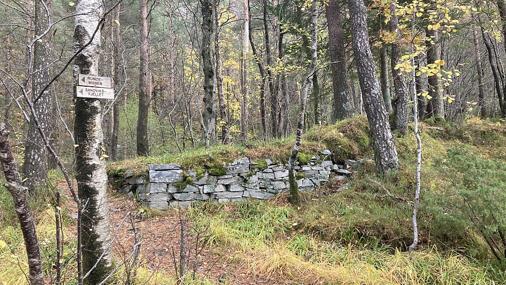 Mur på vestsiden av stedet der hytten Fjellstov sto