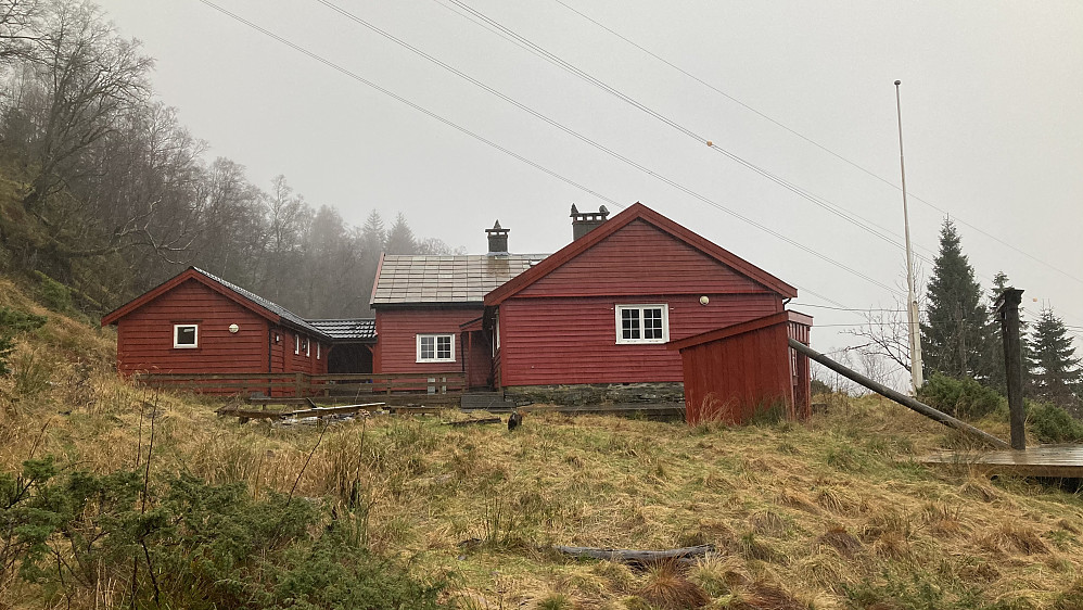 Kramboden - bra vedlikeholdt hytte men mye skrot rundt hytten