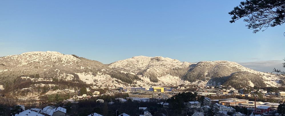 Nydelig utsikt mot Høgstefjellet og Veten i Åsane fra nordsiden av Storåsen