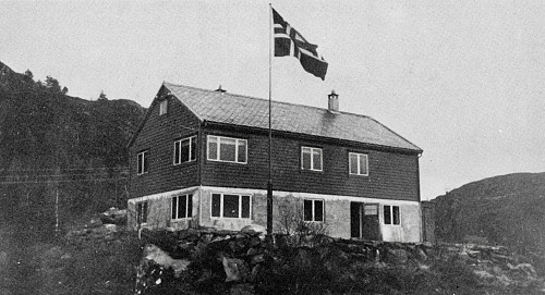 Politihytten på Bontveit innviet 1948, nå i privat eie. Foto fra Bergensernes Fjellverden II side 336.