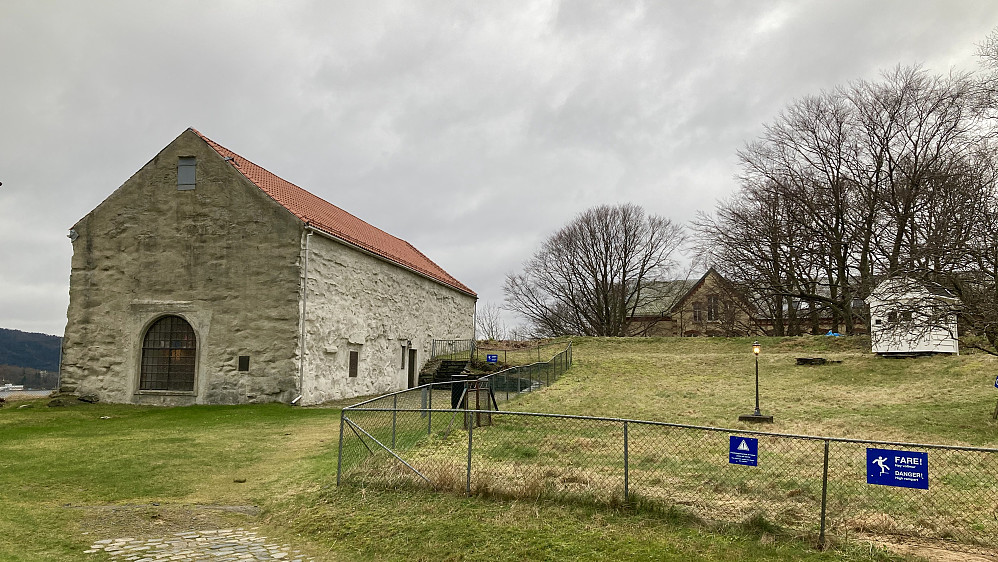 Høyeste punkt på vollen til høyre for steinhuset