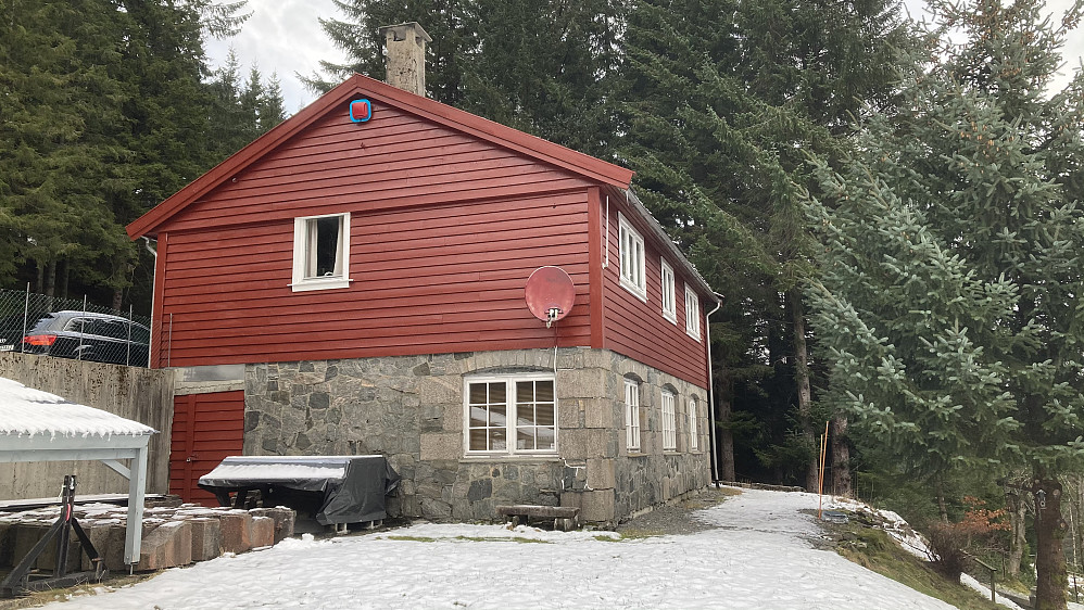 Tollhaug 2020. Merk den flotte muren av "hoggen granitt" som stammer fra en gammel bygning ved Tollboden i Bergen!