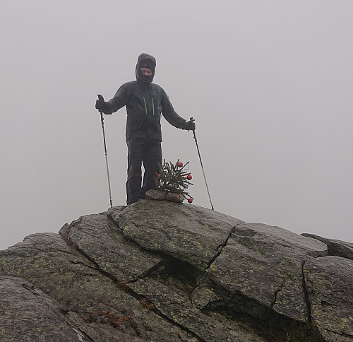 Topp-punktet på Løvstakken. Noen har rettet opp igjen minijuletreet på toppen og stabilisert med steiner! Ikke mye å se til solen, men uansett fint at det går mot lysere tider :-). Foto: Helge