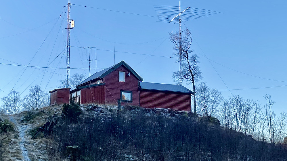 Linken- tidligere Jernbanehytten - ligger høyt og fritt til oppe på haugen vest for snuplassen på Totland med antenner som sørger for radiokontakt med alle verdensdeler