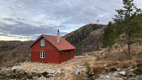 Speiderhytten i Storvardsslien. Varden skimtes i bakgrunnen.