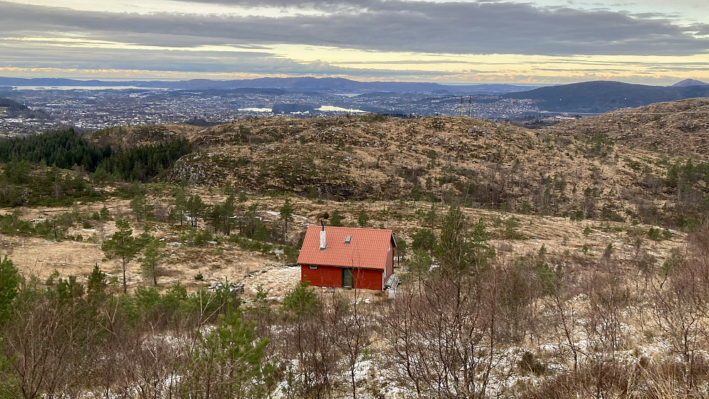 Vidstrakt utsikt over Bergen mot vest fra Speiderhytten. Liatårnet på Sotra helt i bakgrunnen, Lyderhorn i høyre billedkant 
