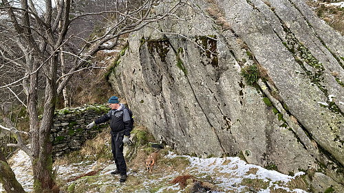 Hytten var bygget inn mot fjellveggen der bolter og tjæremerker fortsatt viser