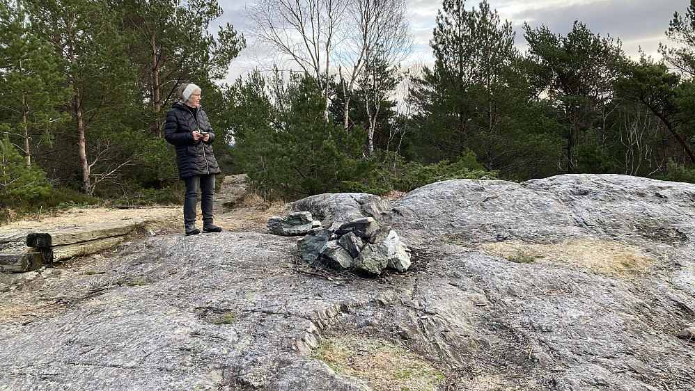 Det går vei opp til toppen av Hammarslandsfjellet 148 moh der det er en firkantet ramme. Har det stått en bygning her?