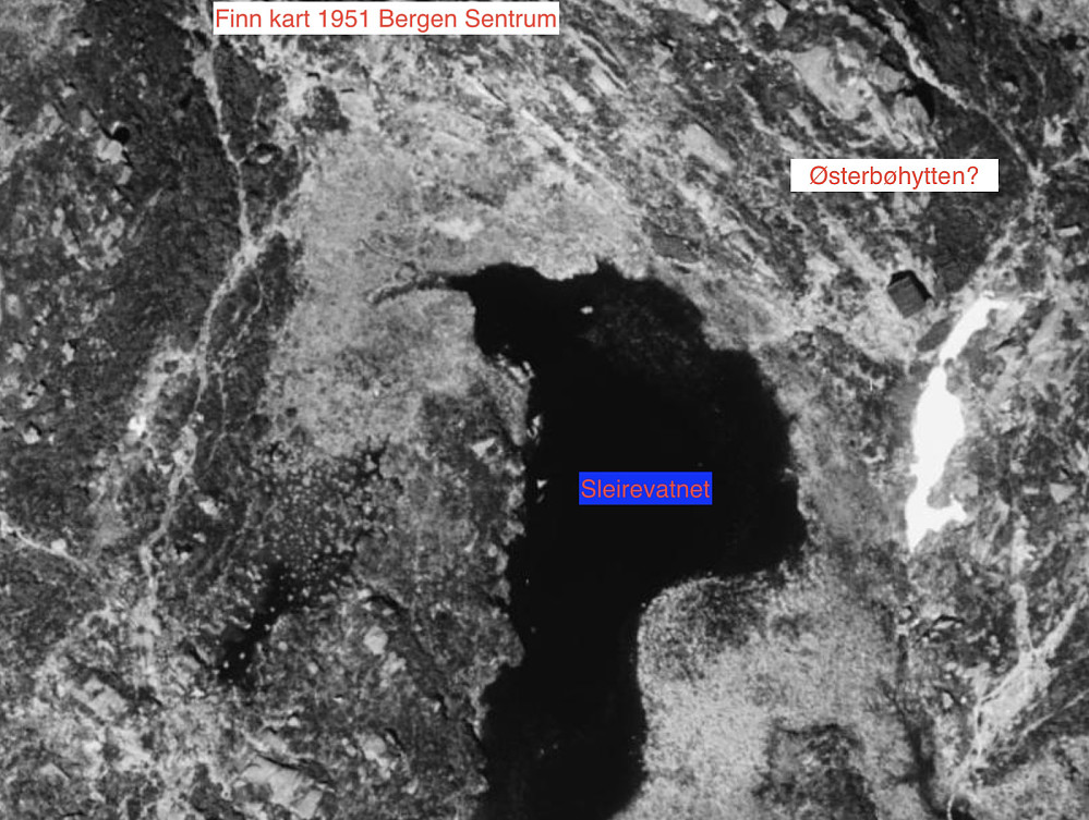 Flyfoto 1951 viser bygning på NØ-siden av Sleirevatnet som passer med beliggenheten av Østerbøhytten.